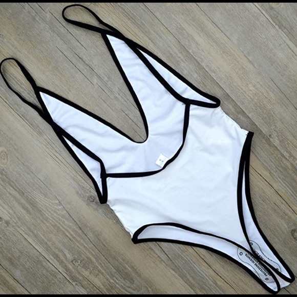 White monokini swimsuit - Picture 4 of 5